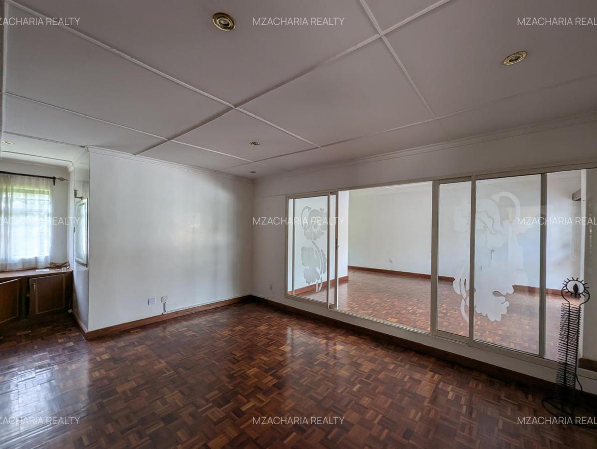 5 Bed House with En Suite in Brookside - 7