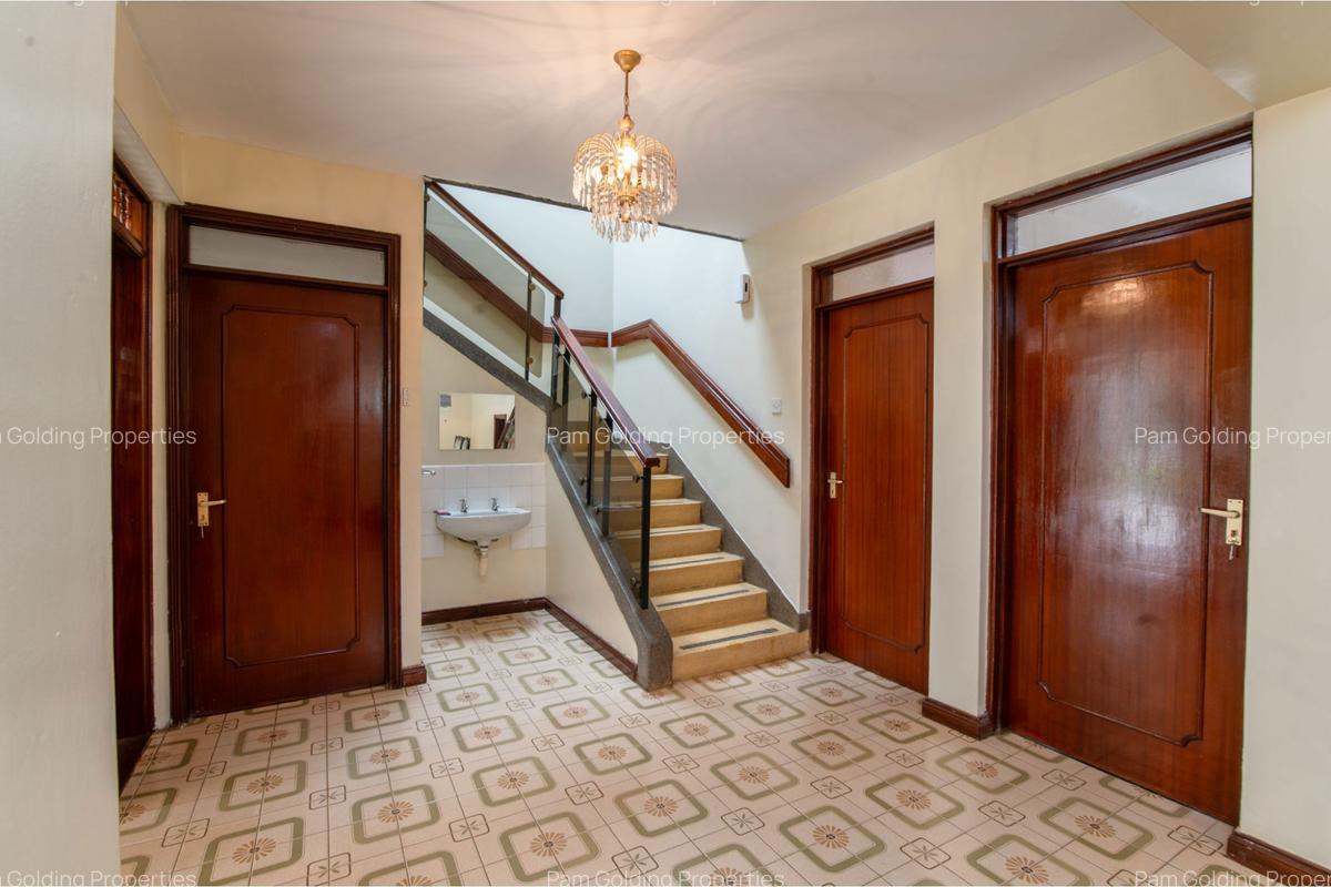 4 Bed Villa with En Suite at School Lane - 2
