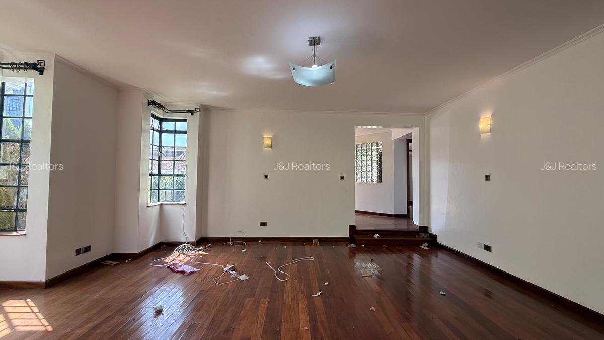 5 Bed Townhouse with En Suite in Lavington - 6