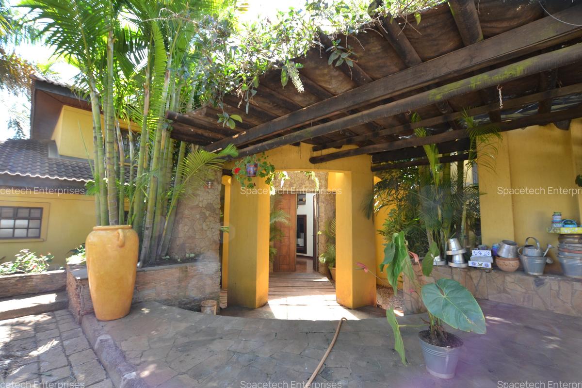 5 Bed House with En Suite in Runda - 2