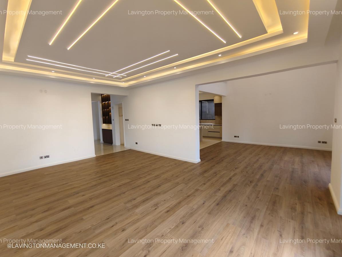 5 Bed House with En Suite at Lavington Green - 3