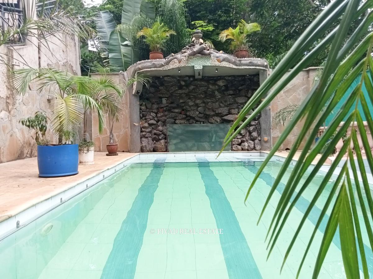 4 Bed House with Swimming Pool in Spring Valley - 1