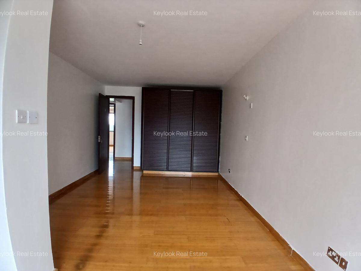 3 Bed Apartment with En Suite at Lavington - 17