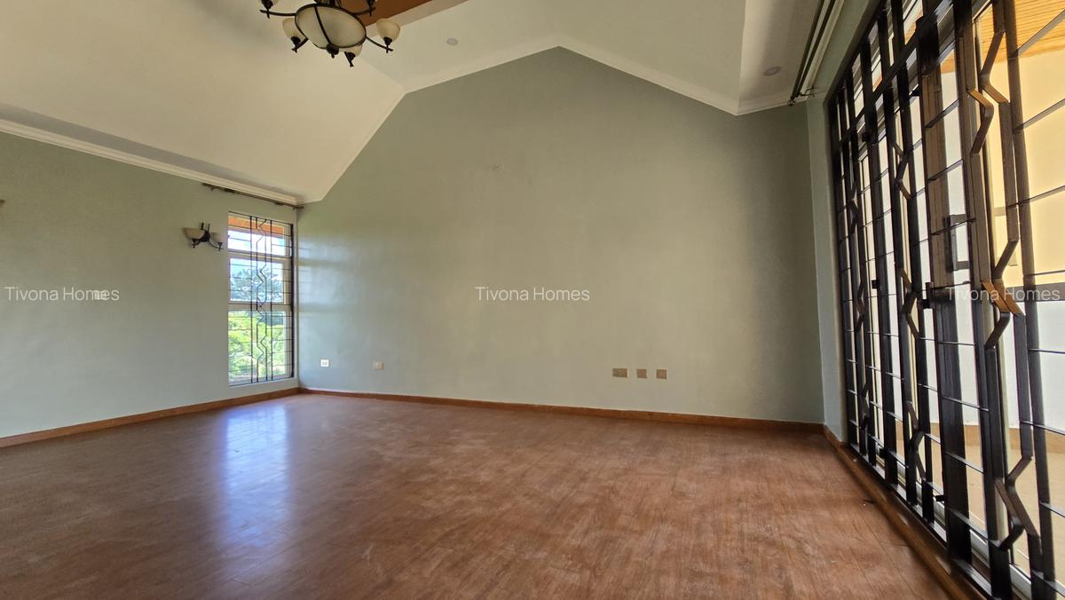 5 Bed House with En Suite in Ridgeways - 13