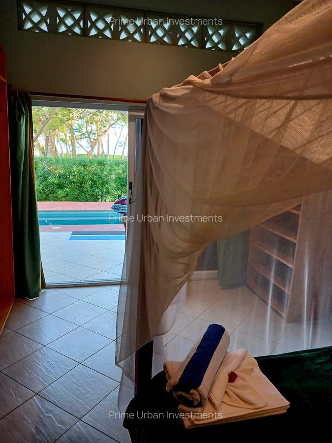 Serviced 1 Bed Apartment with En Suite in Diani - 9