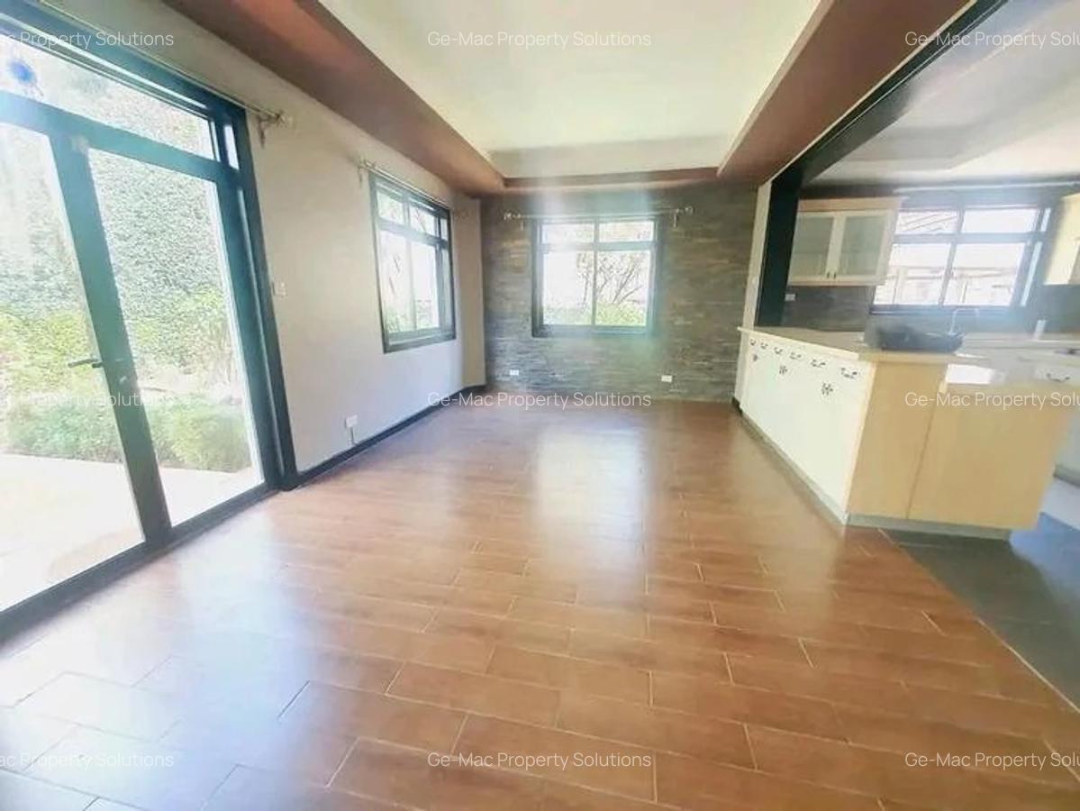 5 Bed House with En Suite in Lavington - 12