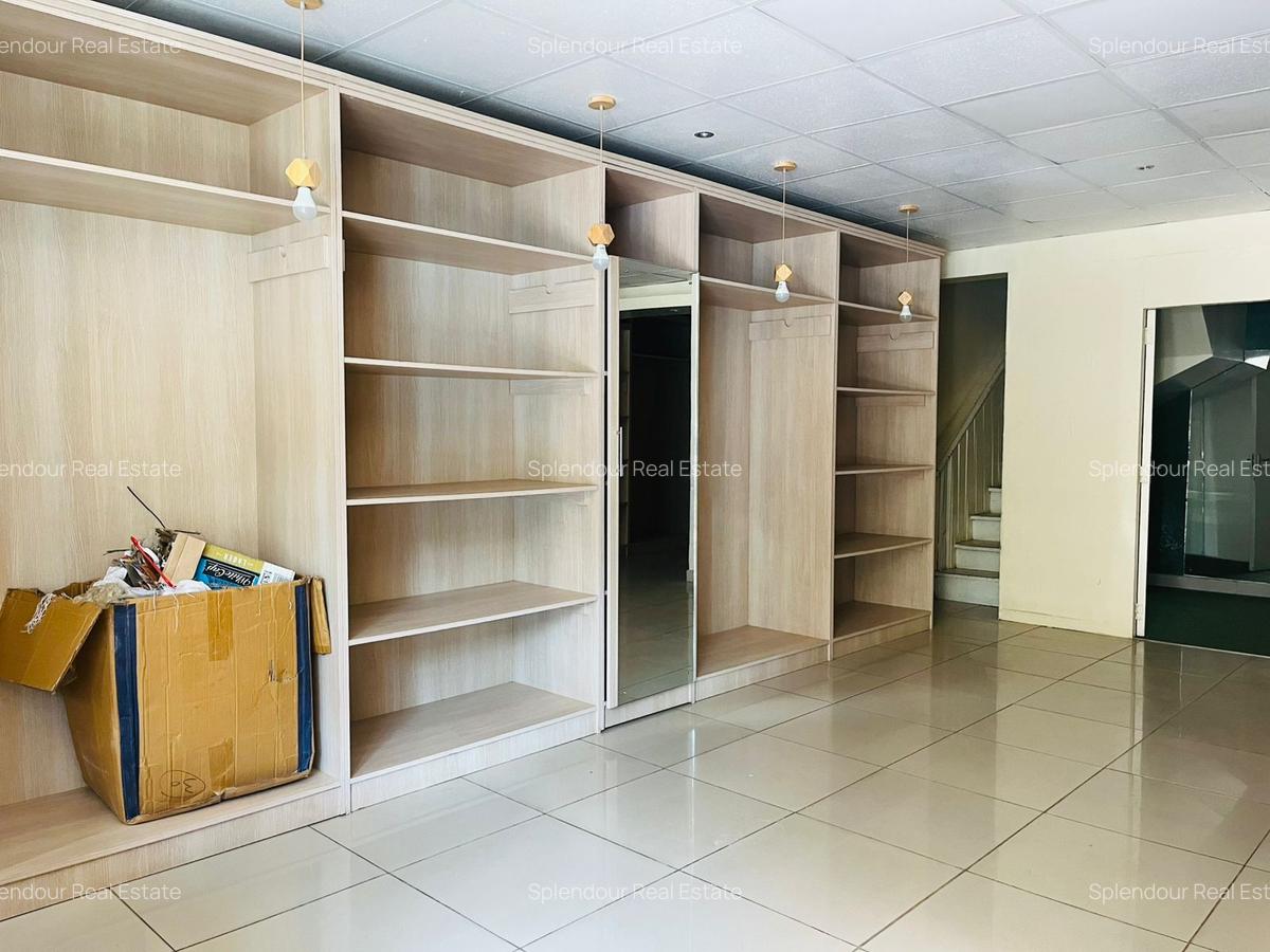 1,000 ft² Commercial Property with Service Charge Included in Parklands - 5