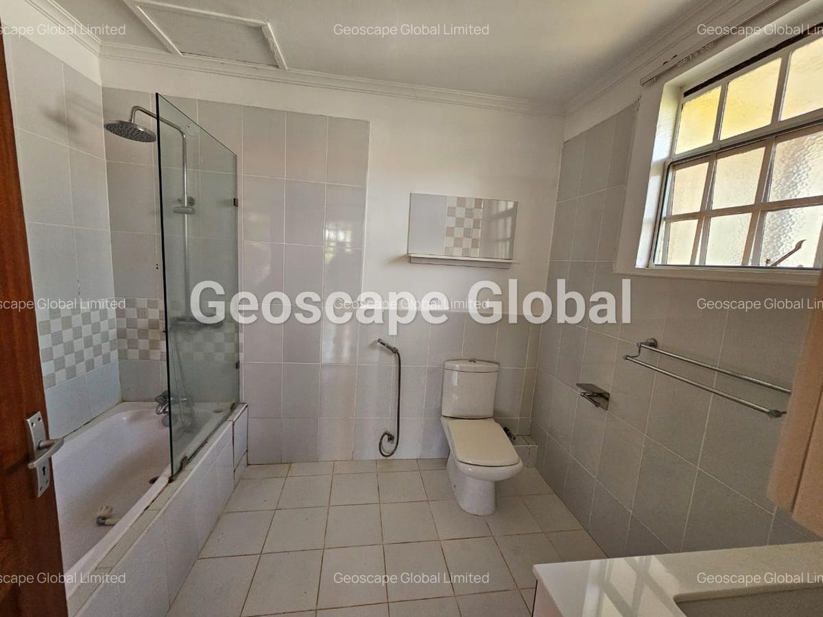 4 Bed Villa with En Suite in Rosslyn - 15