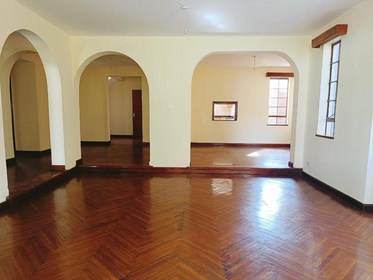 5 Bed Townhouse with En Suite at Lavington - 5