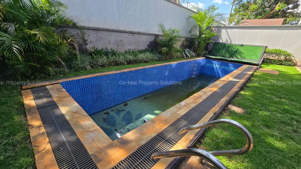 5 Bed House with En Suite in Lavington - 17