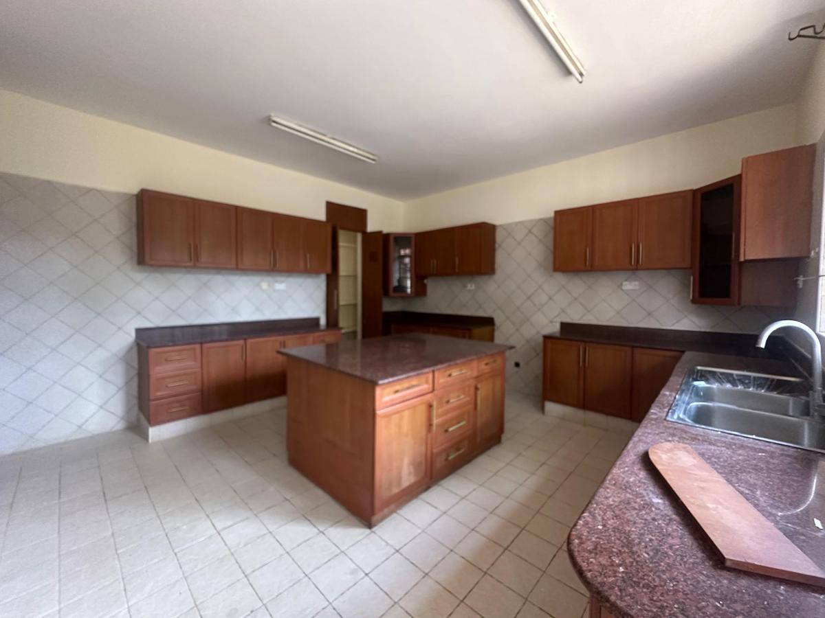 5 Bed Villa with En Suite at Lavington - 12