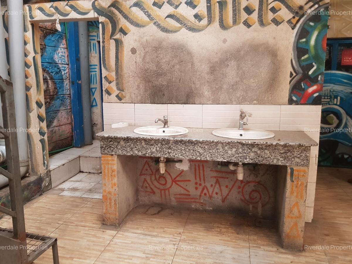 20,000 ft² Commercial Property in Industrial Area - 4