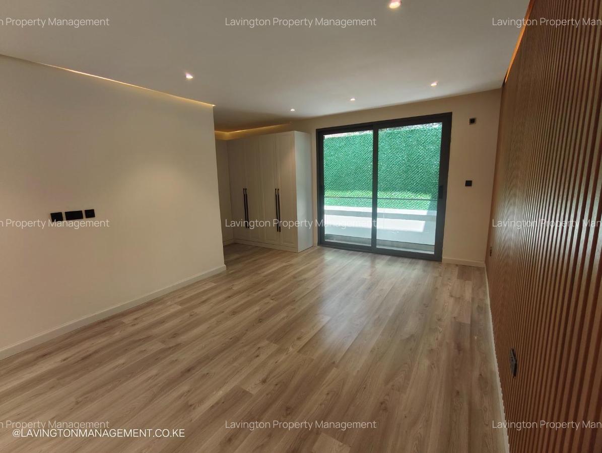 5 Bed Villa with En Suite at Lavington Green - 15