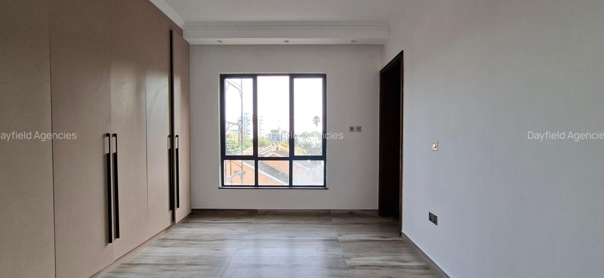 3 Bed Apartment with En Suite in Brookside - 7