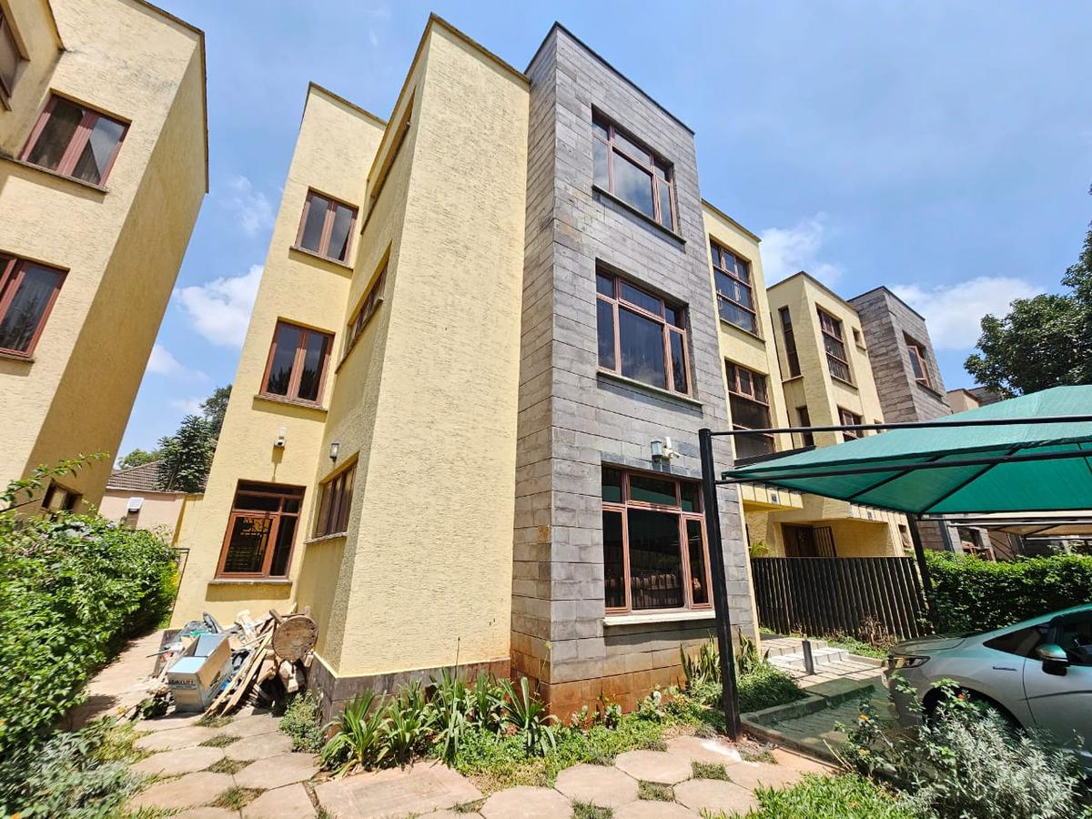 6 Bed House with En Suite in Lavington - 2