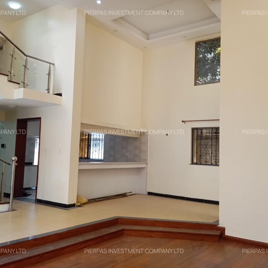 5 Bed Townhouse with En Suite in Lavington - 2