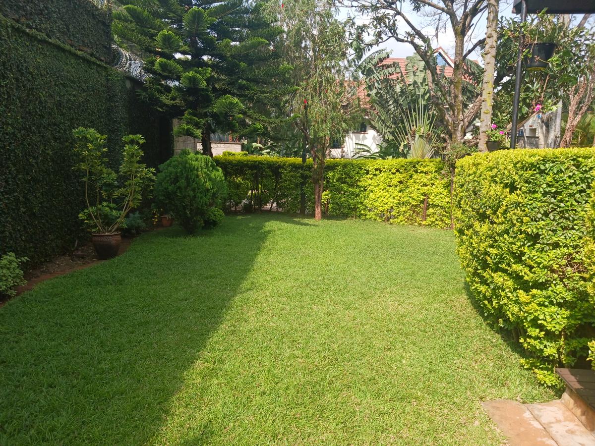 5 Bed House with En Suite at Lavington Shopping Centre - 19