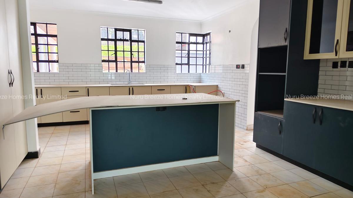 5 Bed House with En Suite in Ridgeways - 11