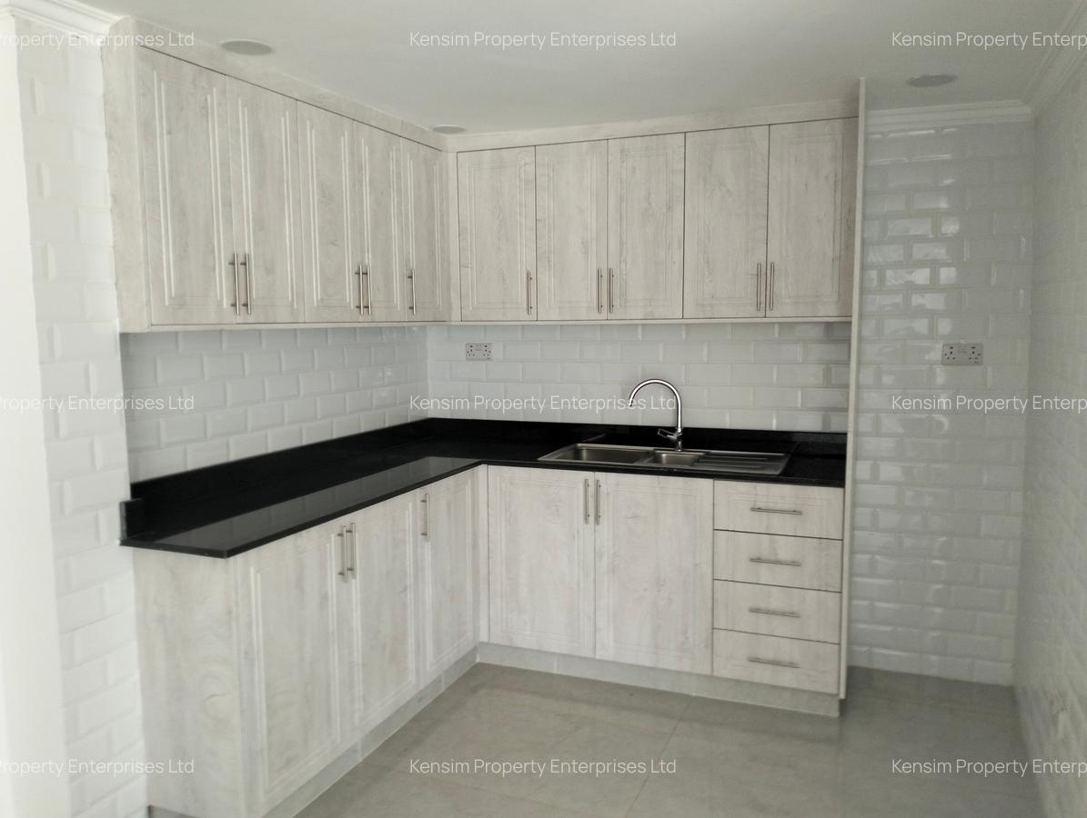 5 Bed House with En Suite in Runda - 14