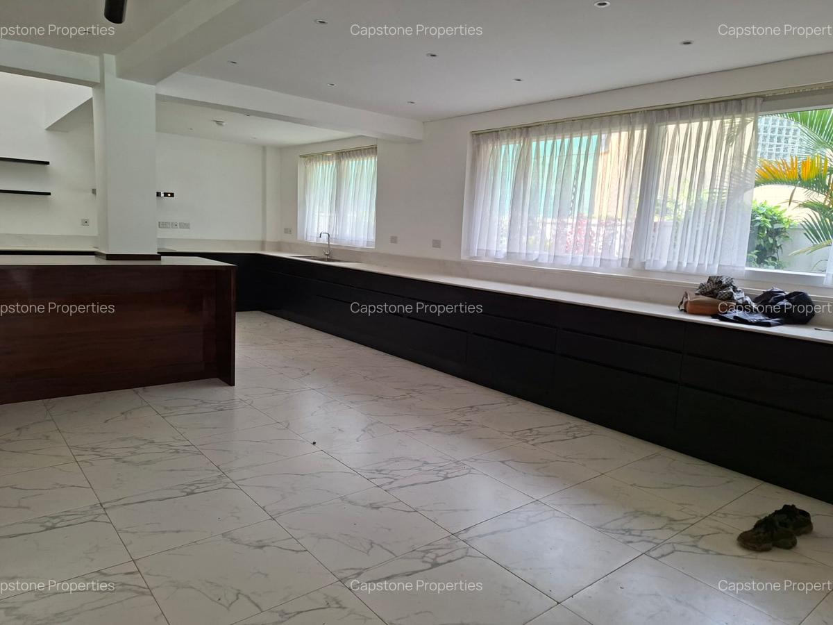 5 Bed House with En Suite in Runda - 14