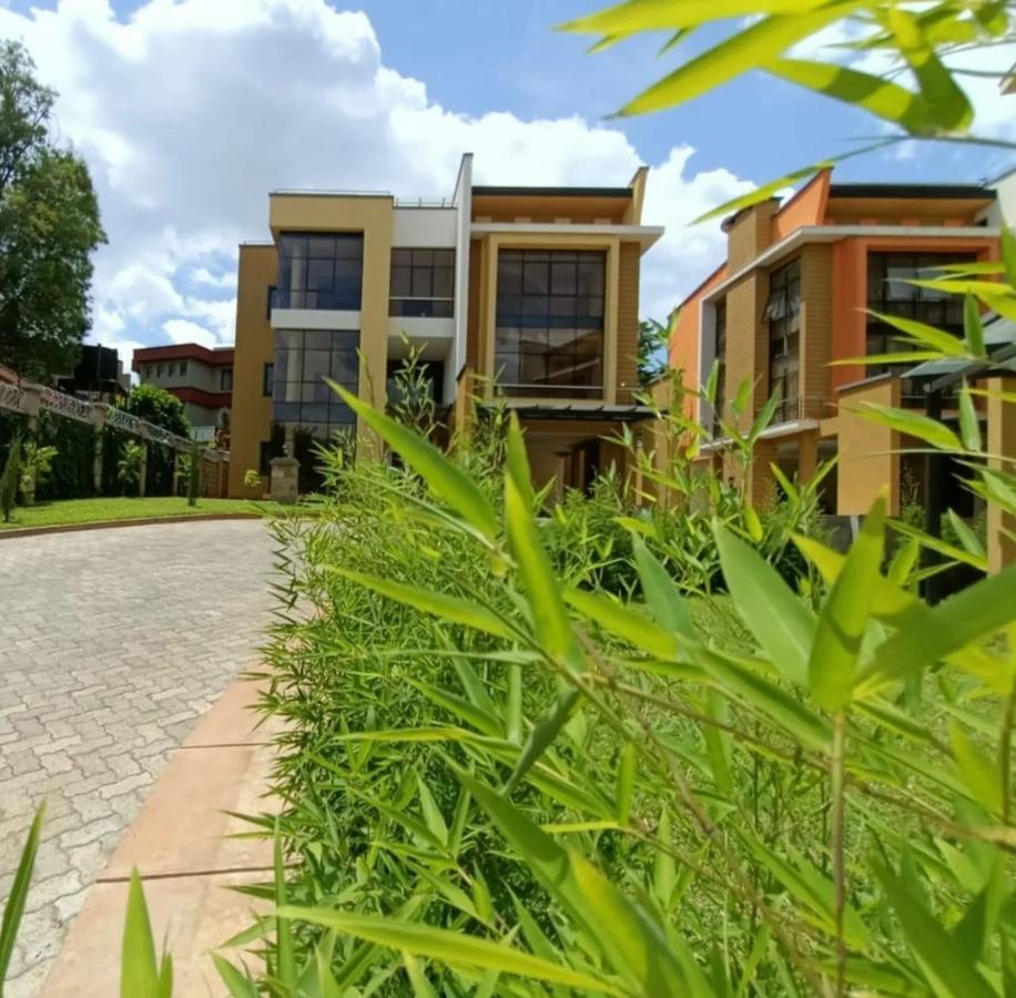 5 Bed Townhouse with En Suite in Lavington - 2