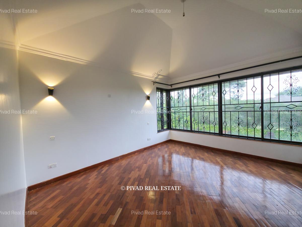 4 Bed Townhouse with Swimming Pool in Ridgeways - 13