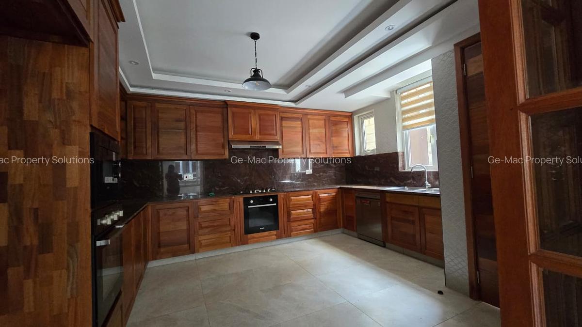 5 Bed Townhouse with En Suite in Lavington - 7