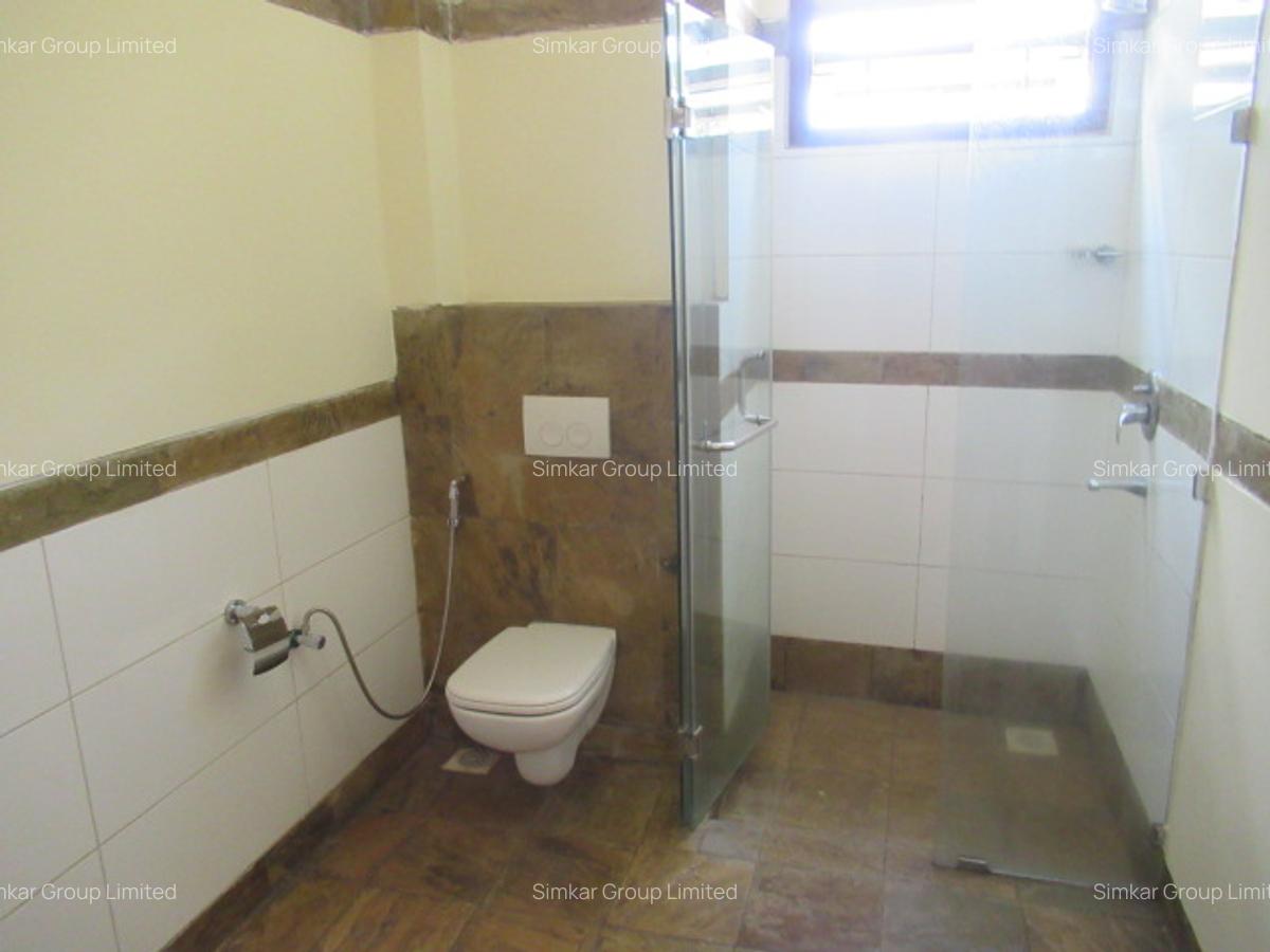 4 Bed Apartment with En Suite at Riverside Drive - 14