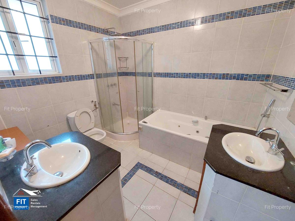 6 Bed House with En Suite at Nairobi - 11