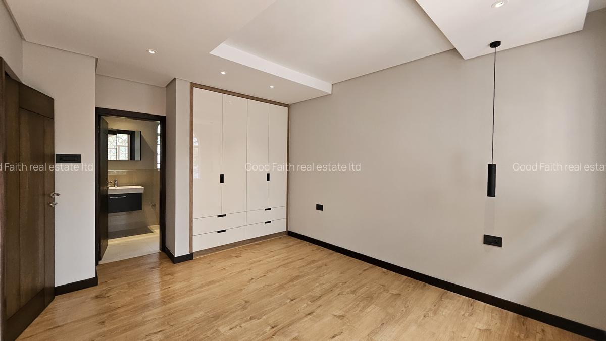 5 Bed House with En Suite in Runda - 10