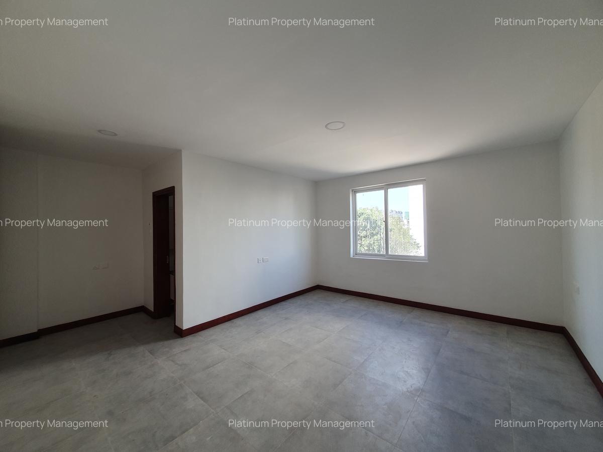 3 Bed Apartment with En Suite at 1St Parklands Avenue - 8