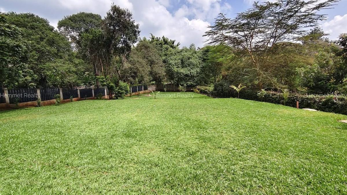 5 Bed House with En Suite in Ridgeways - 1