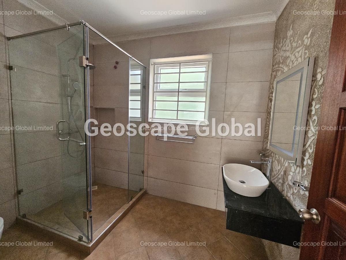 5 Bed House with En Suite in Rosslyn - 10