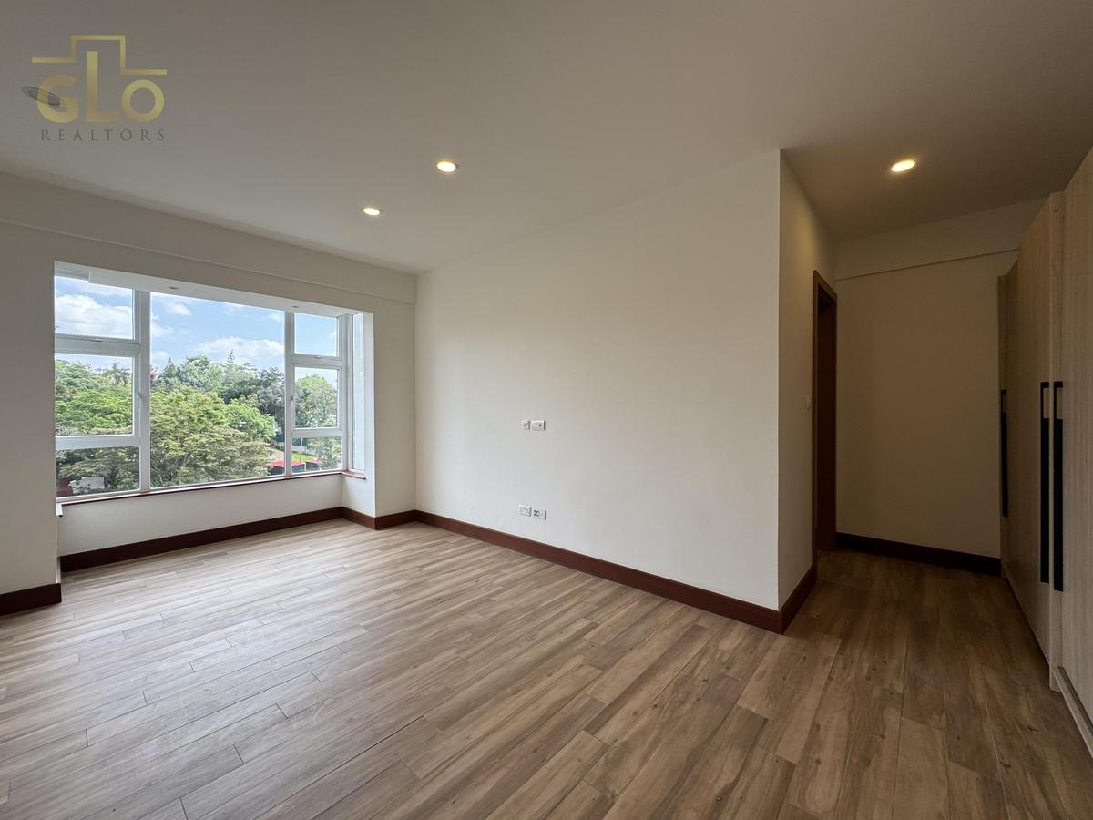 3 Bed Apartment with En Suite in Parklands - 13