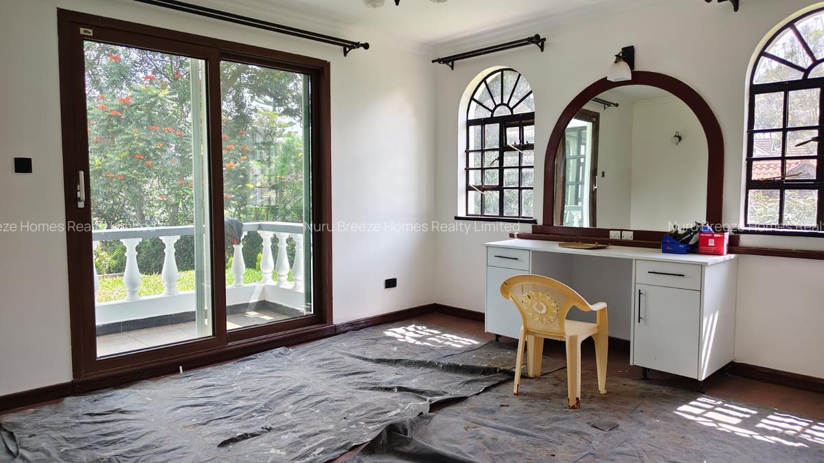 5 Bed House with En Suite in Ridgeways - 7