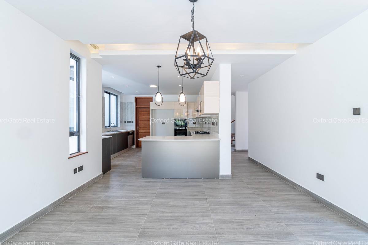 5 Bed Townhouse with En Suite at Lavington - 5