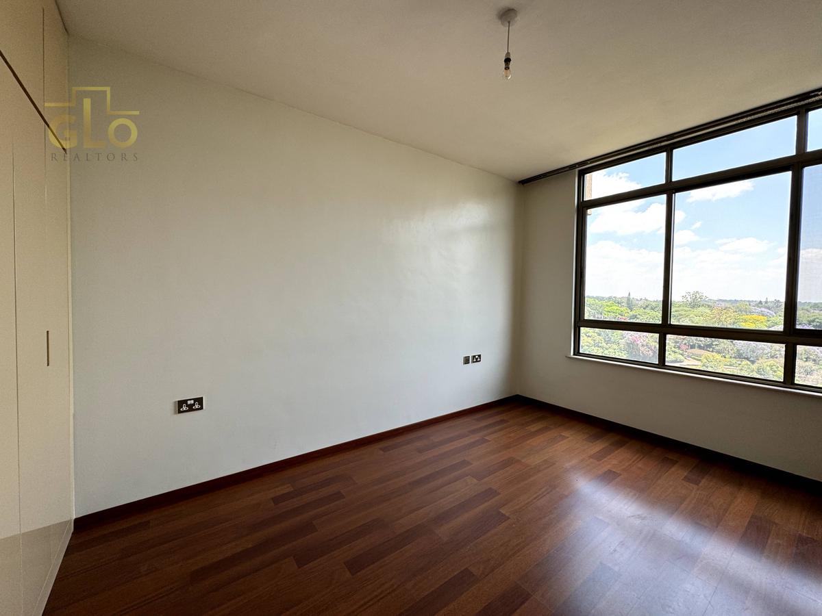 3 Bed Apartment with En Suite in Parklands - 17