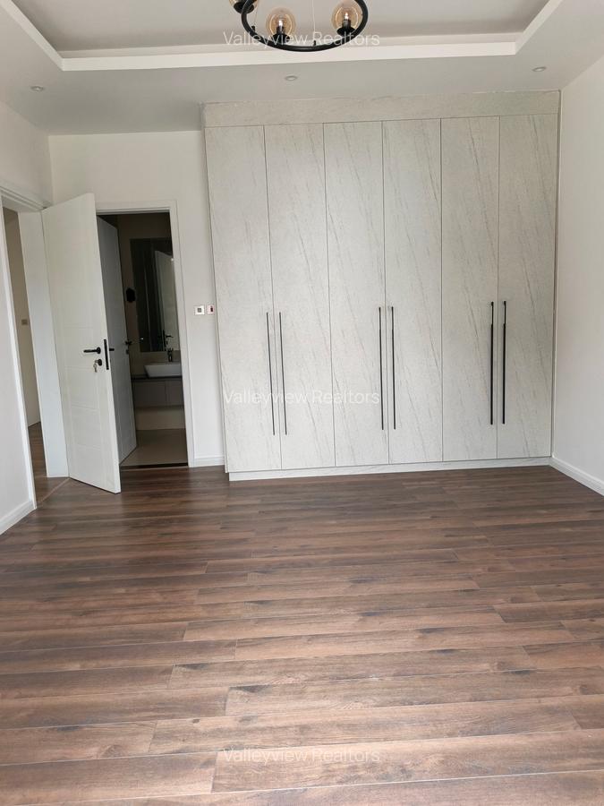 5 Bed Townhouse with En Suite at Lavington - 14