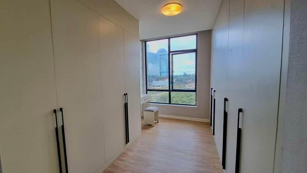 3 Bed Apartment with En Suite at Brookside - 11