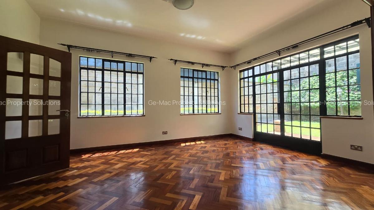 5 Bed House with En Suite in Lavington - 11