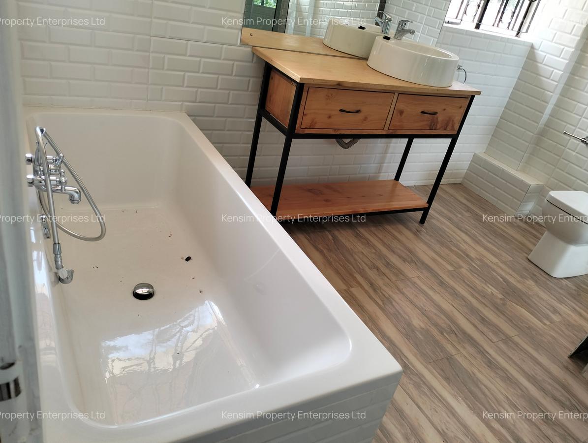 6 Bed House with En Suite in Lavington - 16