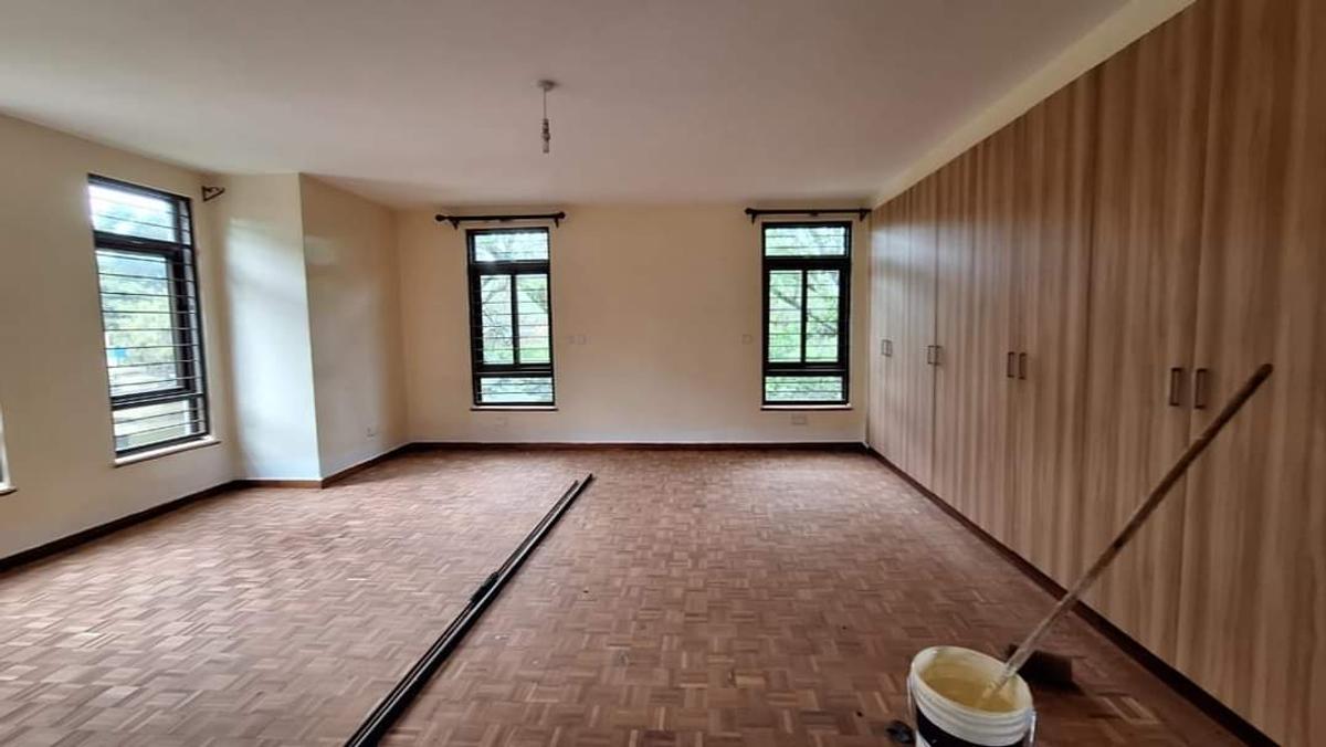 5 Bed Townhouse with En Suite at Lavington - 18