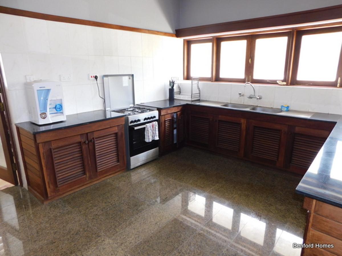 Serviced 3 Bed Apartment with En Suite in Nyali Area - 11