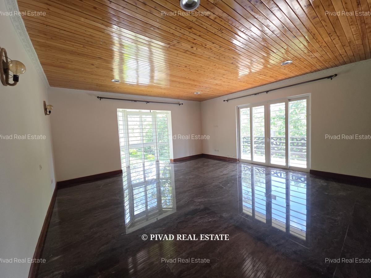 4 Bed House with Garden in Rosslyn - 8