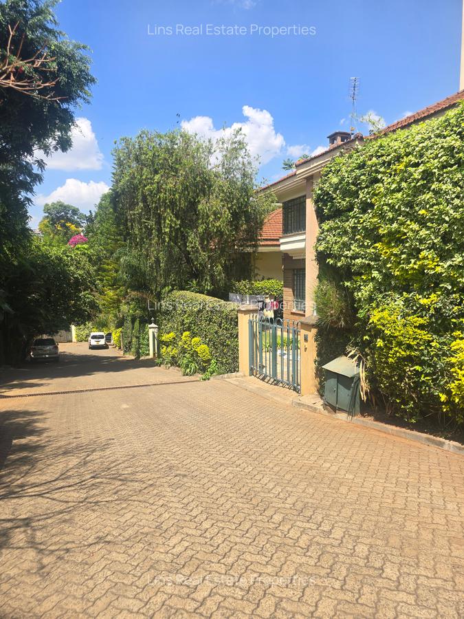 4 Bed Townhouse with En Suite in Brookside - 2