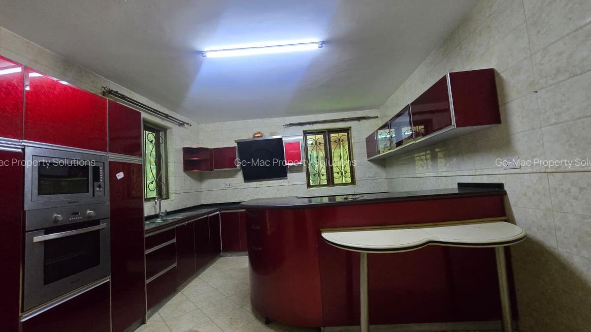 5 Bed House with En Suite in Lavington - 8