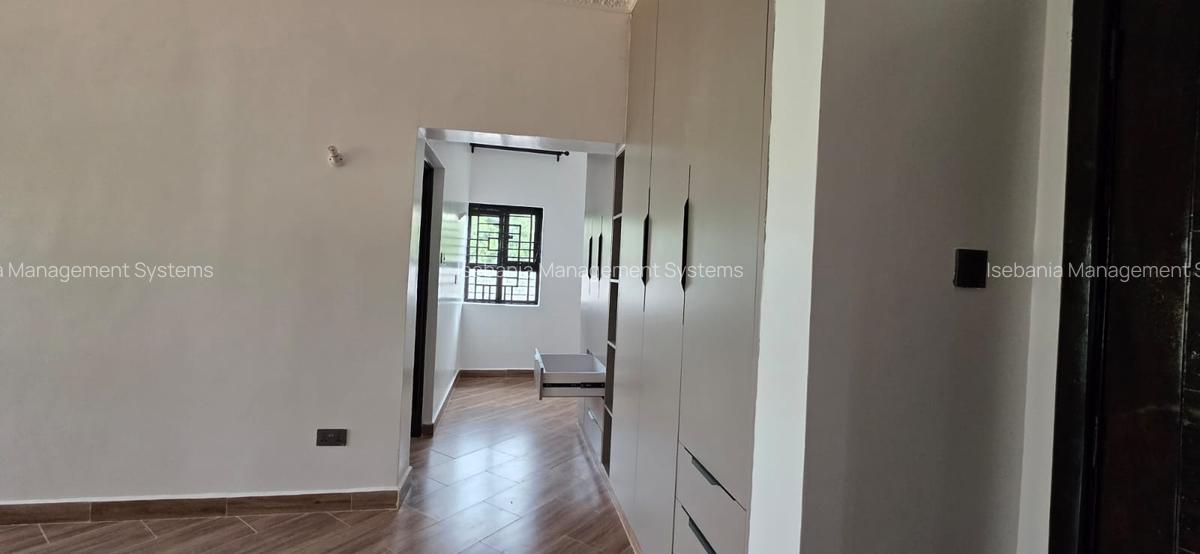 5 Bed House with En Suite at - 9