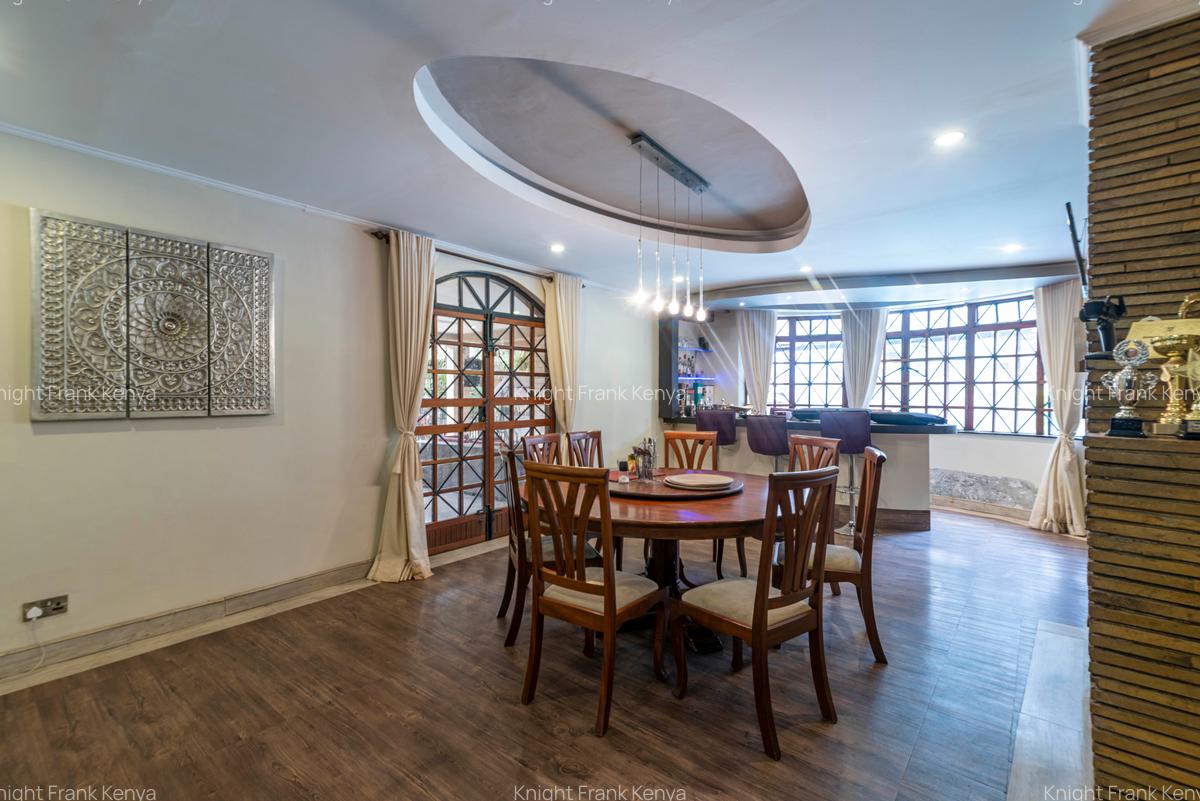 5 Bed House with En Suite in Ridgeways - 5