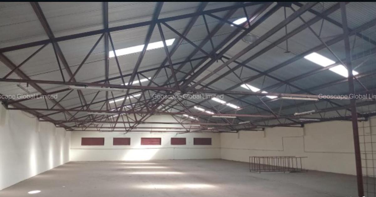 28,000 ft² Warehouse with Parking in Industrial Area - 1