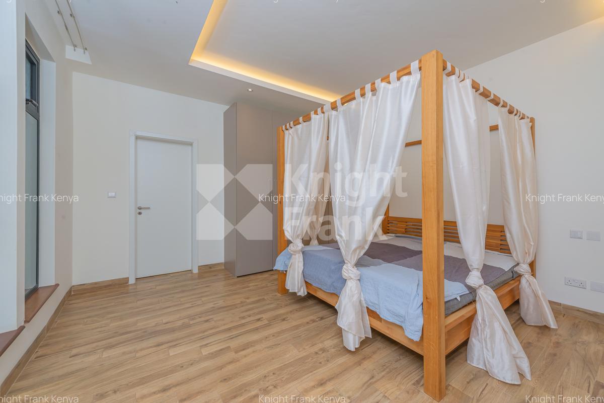 4 Bed Apartment with En Suite at Riverside Gardens - 15